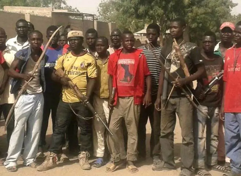 Quei contadini armati con archi e frecce che difendono i villaggi dagli attacchi jihadisti