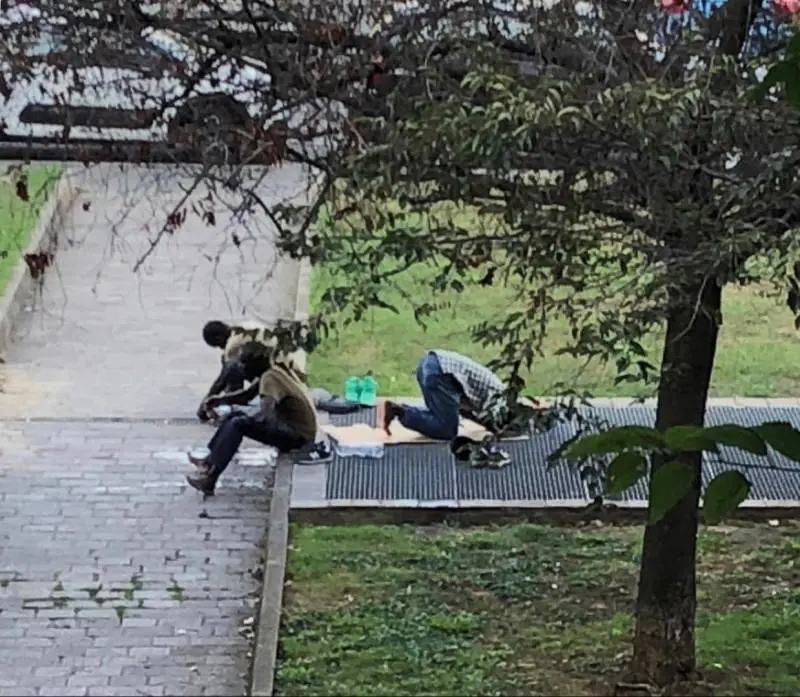 Gli islamici in preghiera nel parcheggio suk di Milano