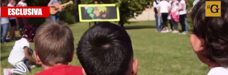 Bimbi a lezione dai migranti: "Così indottrinano i nostri figli"