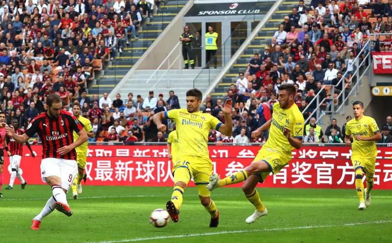 Higuain illumina Milano, doppietta del bomber e il Chievo va al tappeto