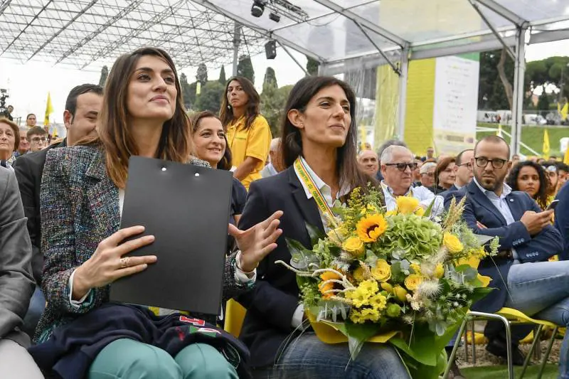Adesso tra la Raggi e la Isoardi scoppia l'amicizia