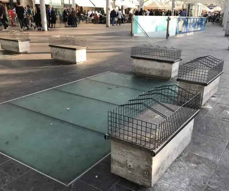 Parma, panchine "ingabbiate" contro il degrado. È polemica sui social