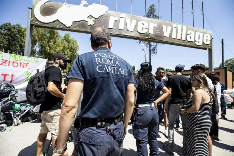 Tremila euro ai rom per andarsene. Ma due mesi dopo sono già tornati