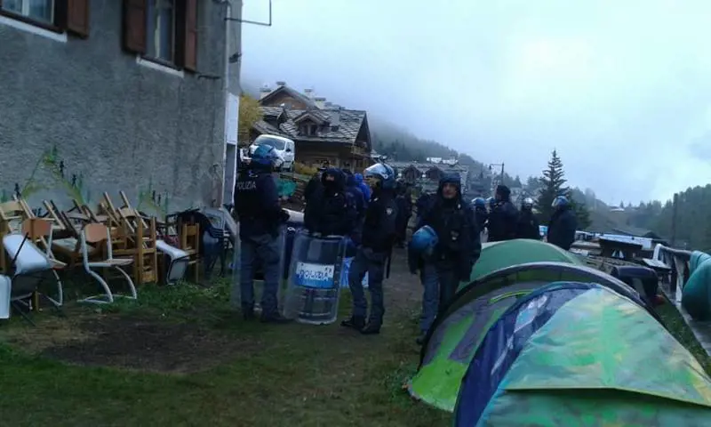 Migranti e anarchici occupano una chiesa: scoperta la rotta segreta al confine con la Francia