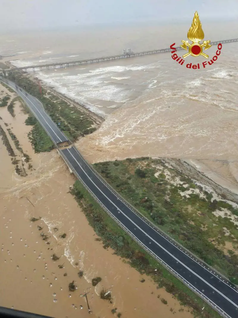 Maltempo al Nord-Ovest, la Sardegna sott'acqua: crollano ponti a Cagliari