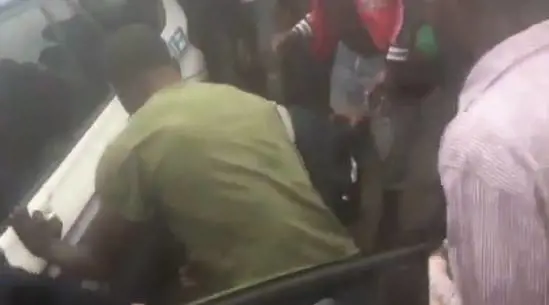 Foggia, il video dell'arresto del gambiano. Ammanettato all'auto della polizia