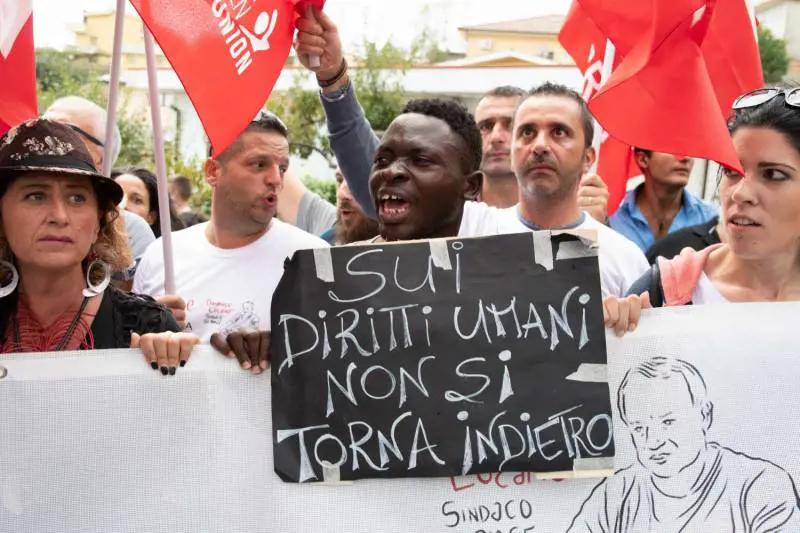 I migranti di Riace resistono: "Non vogliamo andarcene via"
