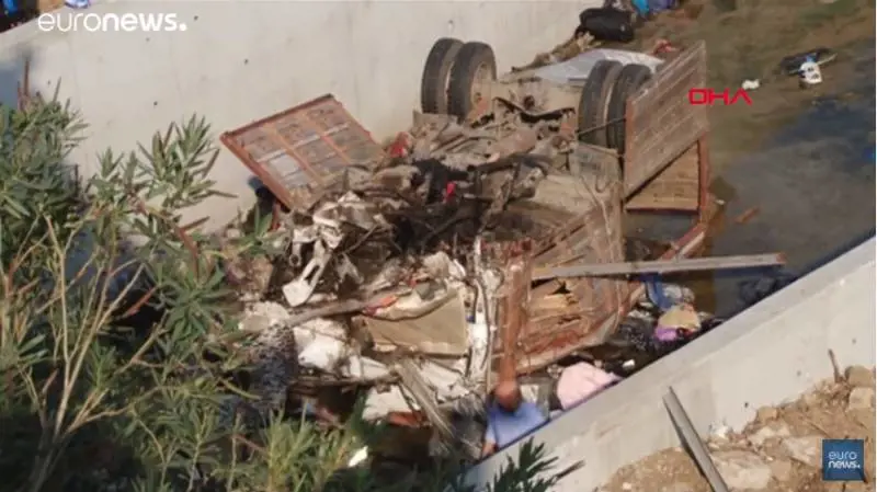 Turchia, si ribalta camion pieno di migranti: più di venti morti