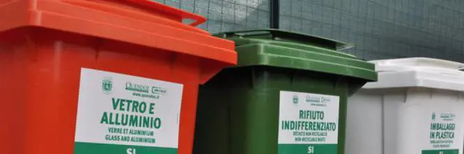 Bari, abbandona i rifiuti per strada, il Comune glieli restituisce e lo multa