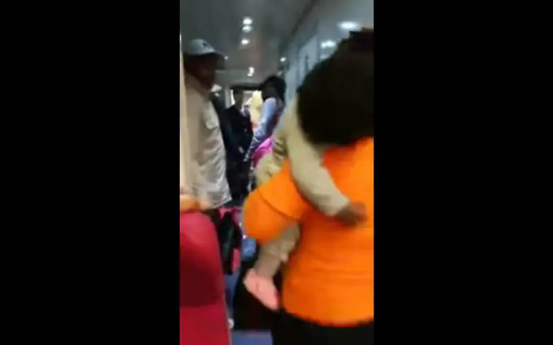 Cagliari, capotreno caccia stranieri senza biglietto: “Pagano tutti”