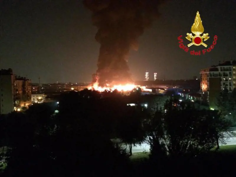 Incendio in un deposito di rifiuti