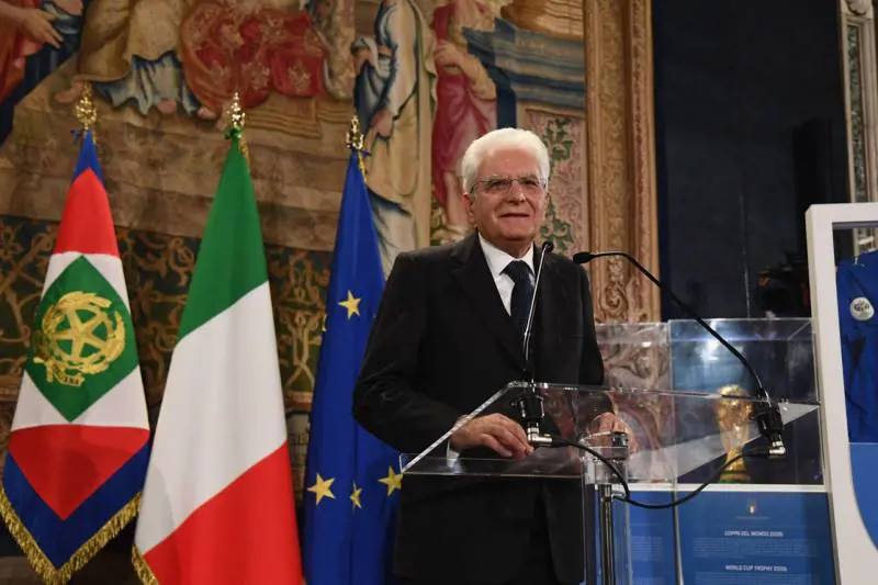 Il monito di Mattarella: "Le tensioni pesano sulla fiducia"