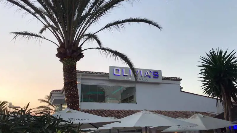 Ristorante di lusso non lo fa entrare, ha le scarpe sbagliate