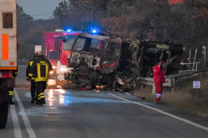 L'autocisterna vola e colpisce le auto in corsa: la dinamica dell'incidente