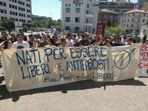Padova, il sindaco concede la sala ai centri sociali. FI: "Ora si dimetta"