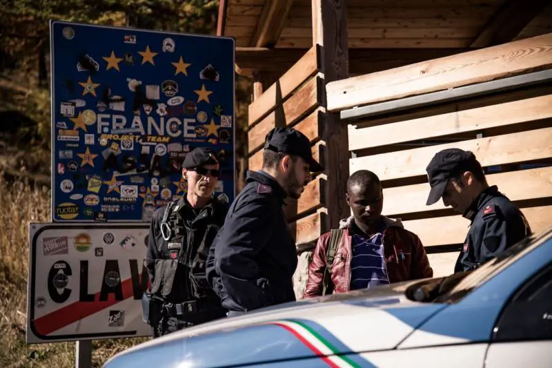 Confine di Claviere, la denuncia del Viminale: "La Francia riporta in Italia i migranti minori"