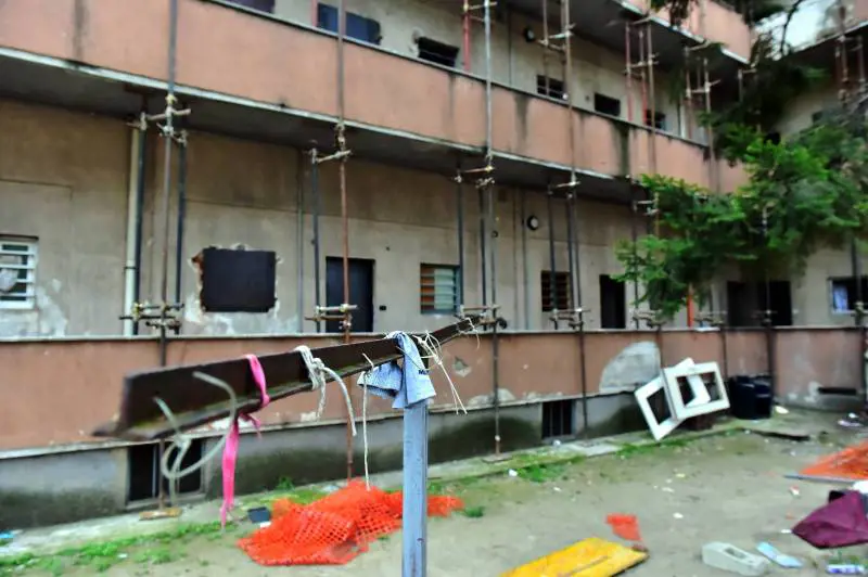 Rapine in pieno giorno e inquilini ostaggio  dei nomadi abusivi