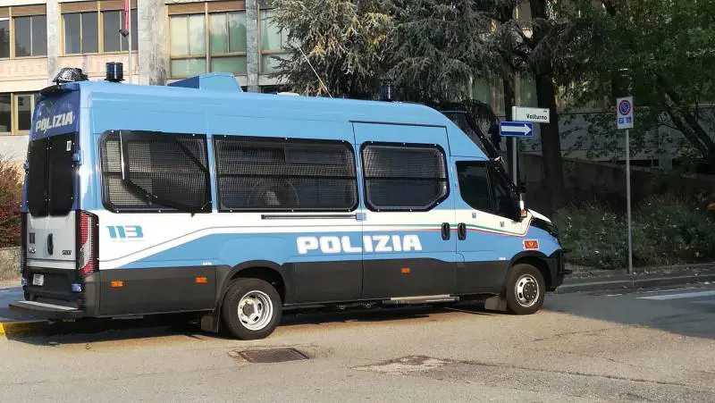 Novara, polizia dà regole per garantire il decoro. E la sinistra pesta i piedi
