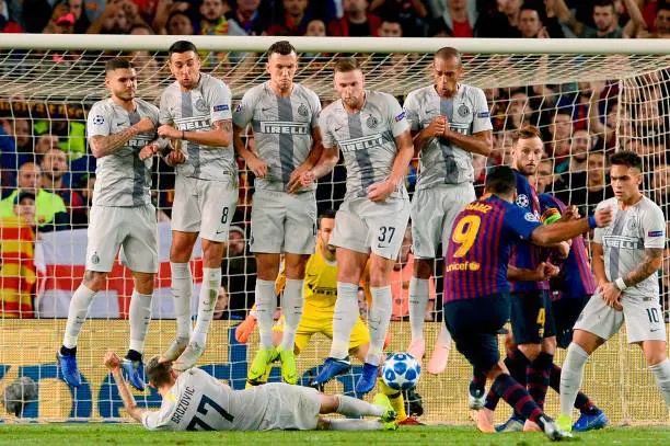 Inter, Brozovic lo rifà di nuovo: sdraiato dietro alla barriera contro la Lazio
