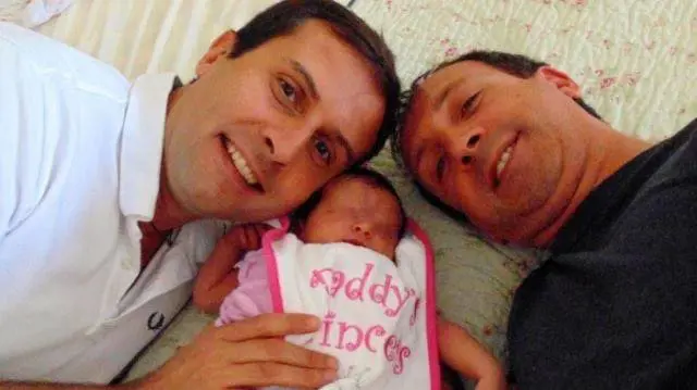 Bambina con due papà. Il Tribunale al Comune: entrambi nel certificato