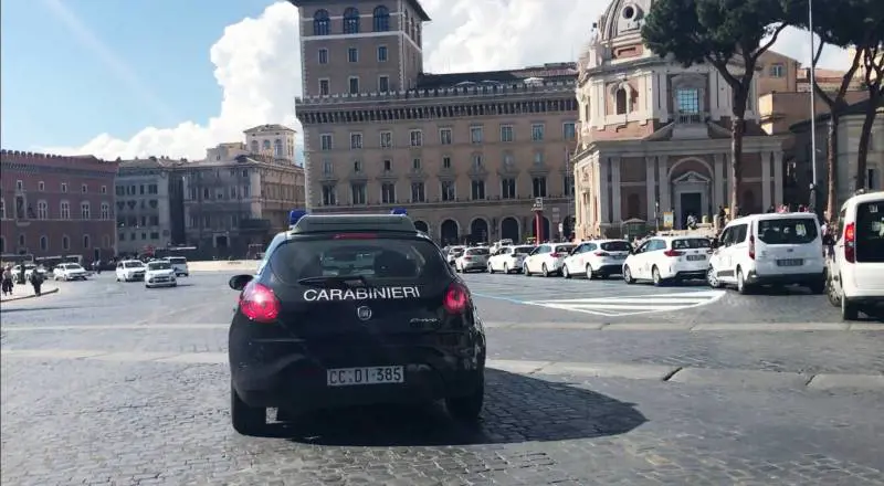 Roma, deruba una turista in un bar, poi aggredisce il marito e un cameriere