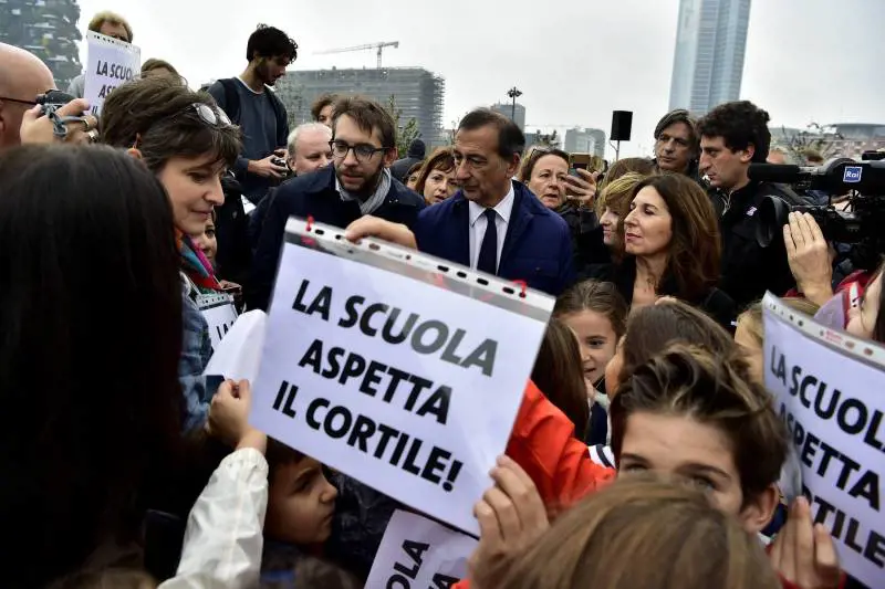 Apre Biblioteca degli alberi I bimbi: "Ridateci il cortile"