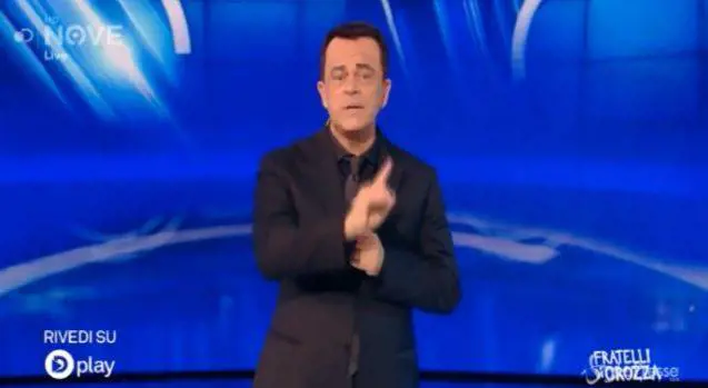 Crozza annienta Di Maio. Svelata l'ipocrisia grillina
