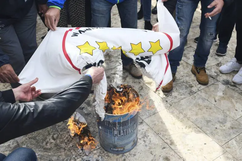 Si infiamma la piazza No Tap. Bruciano le bandiere grilline