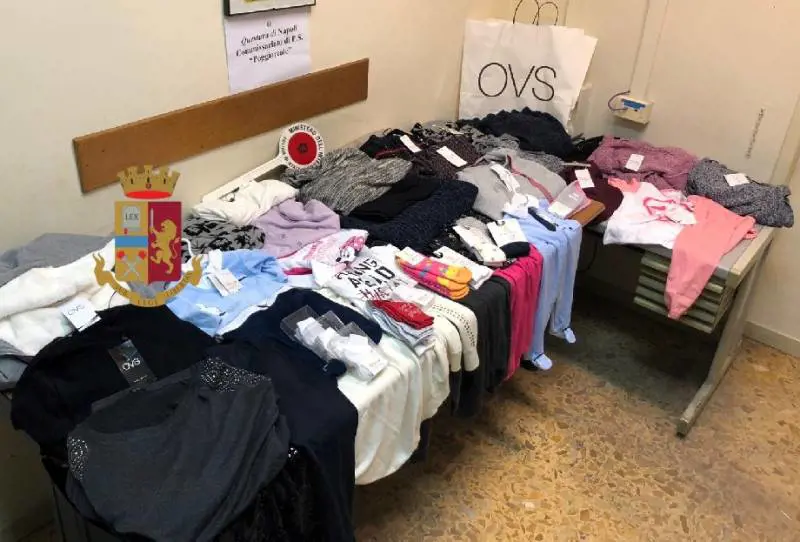 Napoli, rubano vestiti allo store: presi e condannati