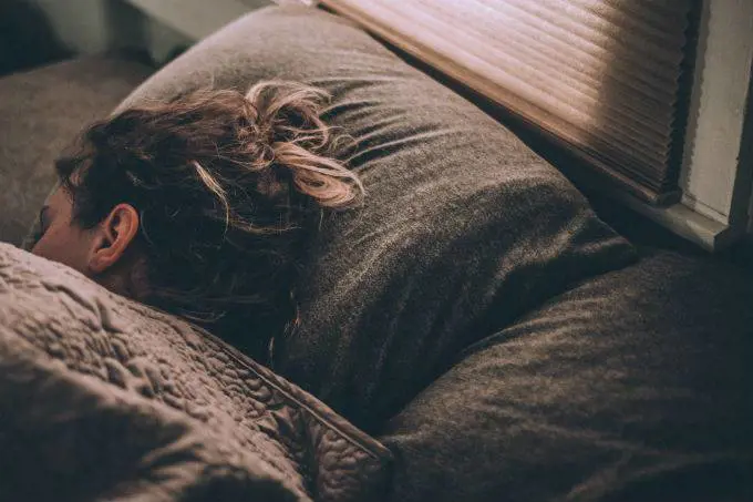 Ora solare, rimedi per dormire bene