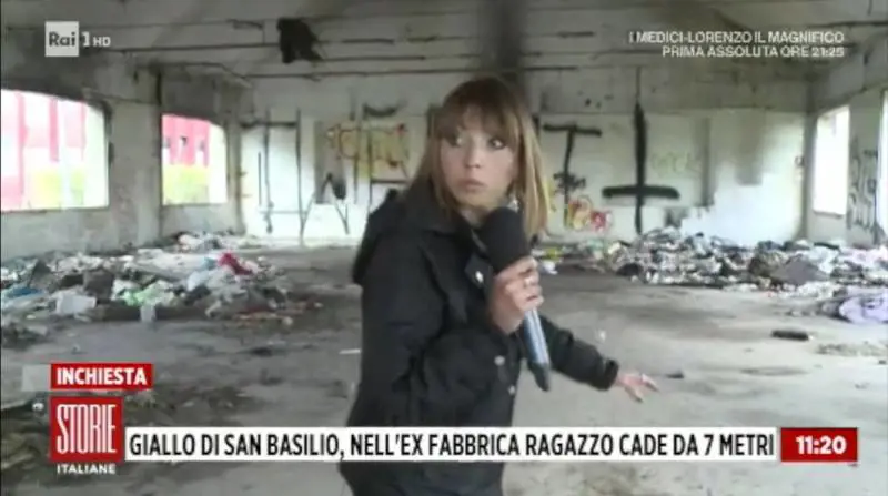 Inviata Rai aggredita in diretta da spacciatori nell'ex fabbrica