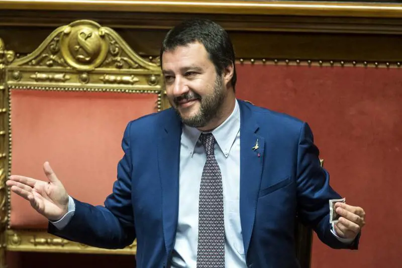 Salmo attacca Salvini: "Idea del c...". Il ministro: "Fratello apri la mente"