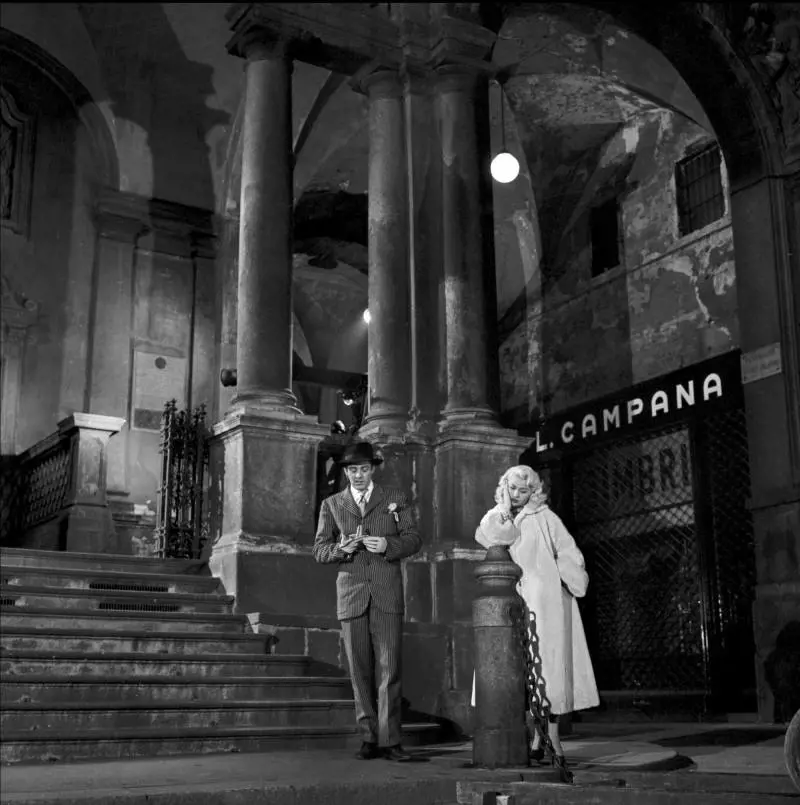 Storia di un set a cielo aperto dove il denaro è protagonista
