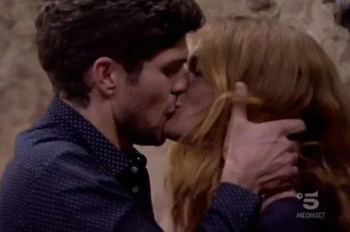 Gf Vip, Jane ed Elia si baciano. E lui la gela in diretta