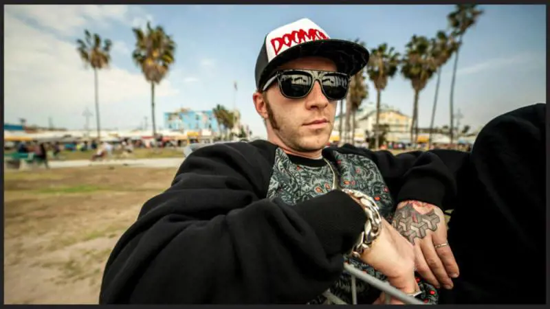 Per promuovere l'album il rapper spinge i giovani a visitare siti pornografici