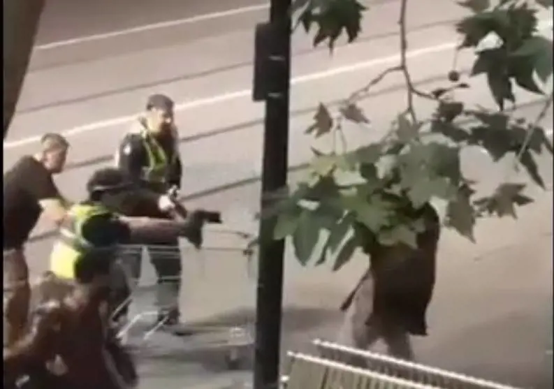 Senzatetto eroe affrontò il terrorista di Melbourne: raccolti per lui 70mila euro