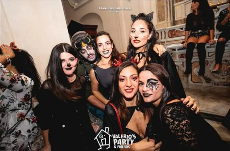 Quei party privati (e blasfemi) nelle chiese di Napoli