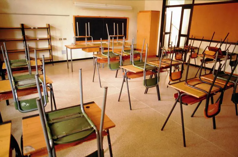 Tenta di portare via bimba da scuola: paura a Nocera Inferiore