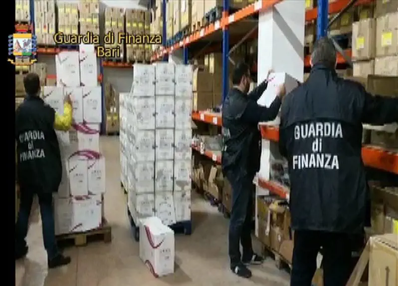 Bari, sequestrati trucchi e lampade Uv contraffatti