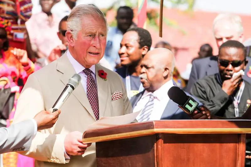 Carlo tra l'odio dei selfie e i rattoppi d'abito