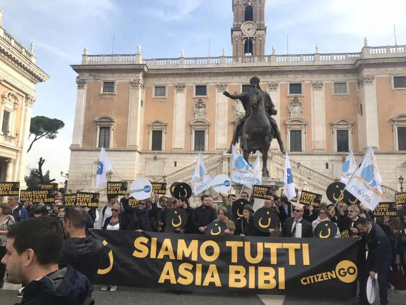Sit in di solidarietà per Asia Bibi, ma la Raggi non espone la foto