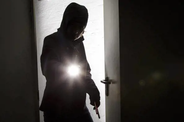 Firenze, sorprende ladro straniero in casa: 20enne colpita e derubata