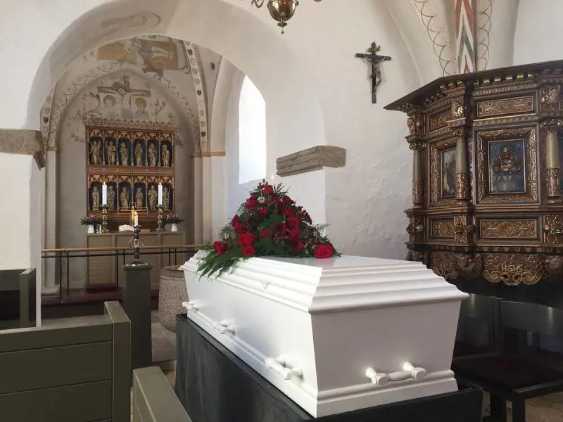 Il senso della famiglia in tre bare vicine