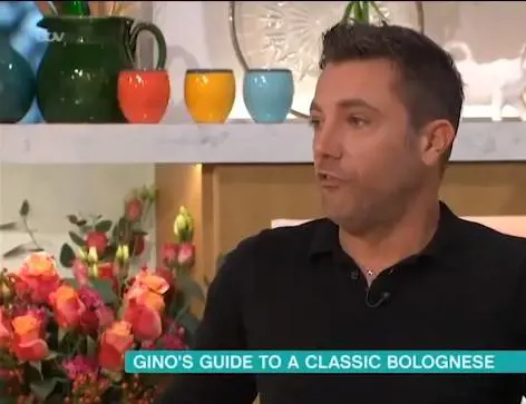 "Mettiamo i funghi e la panna nel ragù?". E lo chef italiano impreca nel programma di cucina inglese