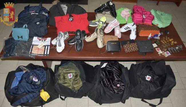 Senegalese 50enne regolare nascondeva un deposito di merce contraffatta in casa
