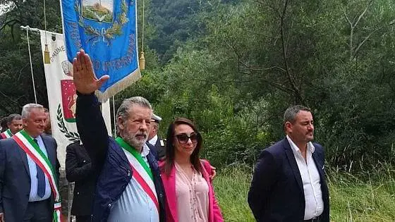Sindaco fa il saluto romano durante la processione