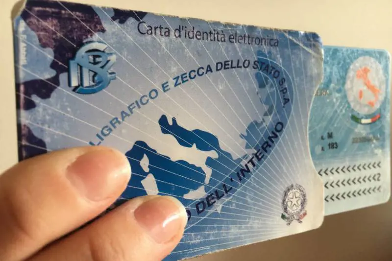 "No a padre e madre sui documenti", "Avanti". Scontro tra il Garante e Salvini