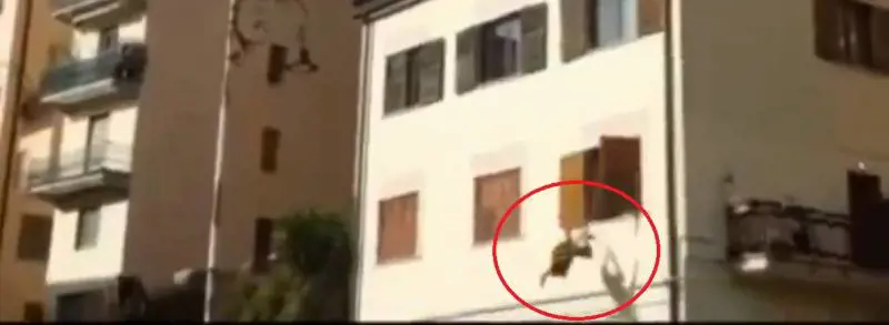 Uccide lui e taglia la gola a lei. Poi si lacera le vene e si butta dalla finestra