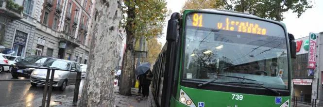 Milano, indiano senza fissa dimora molesta ragazza sul bus