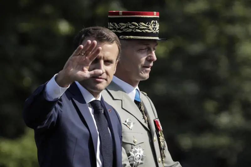 Lacrimogeni all'Eliseo e "Macron dimettiti". Così finisce la grandeur
